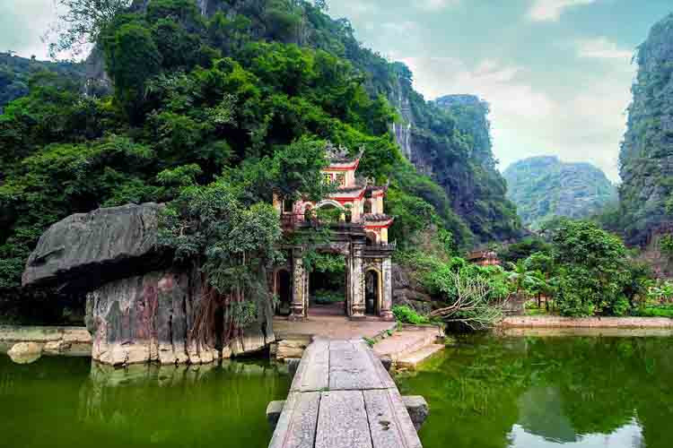 Entrance to Bich Dong Pagoda