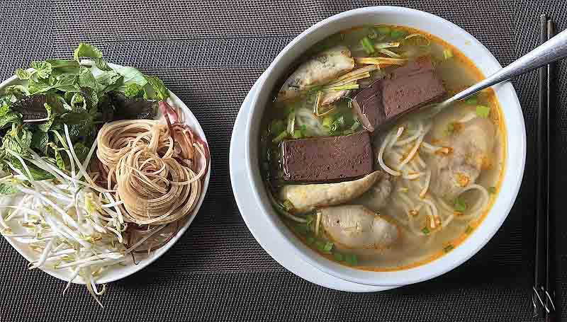 guide to food in hue vietnam