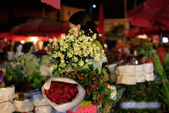 Visit the Quang Ba Night Flower Market.
