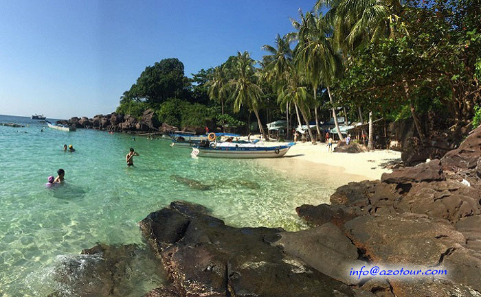 Take a boat trip to small islands in Phu Quoc 