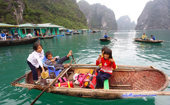 Visit floating villages in Halong Bay 